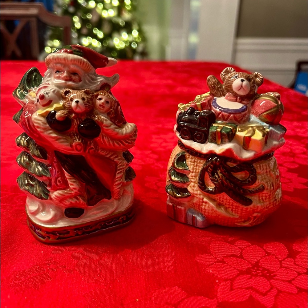 1994 Fitz & Floyd Omnibus handpainted Santa & his bag, salt and pepper shakers.